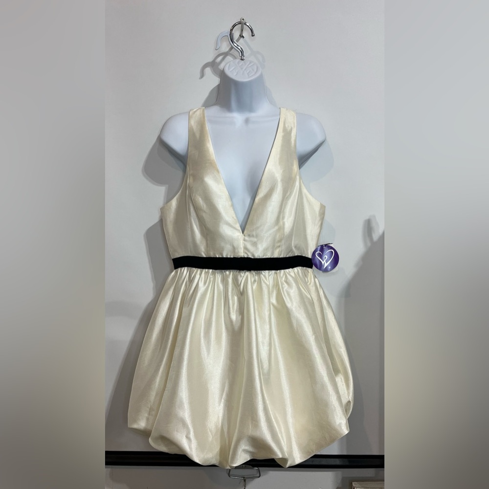 WINDSOR Women’s Ivory Mini Dress With A Black Bow Size Large New With Tags